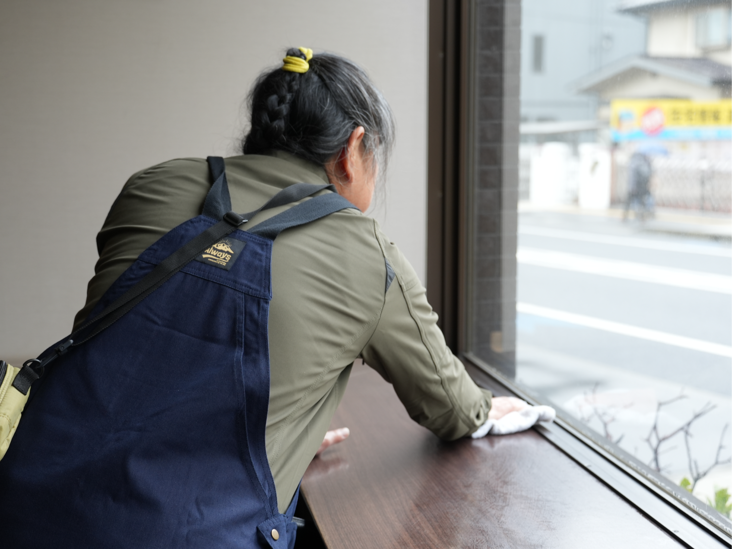 オフィスビル清掃スタッフの仕事イメージ